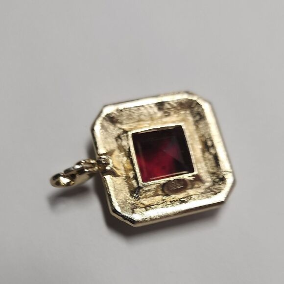 HOBÉ Elegant Gold and Red Pendant - Picture 5 of 9